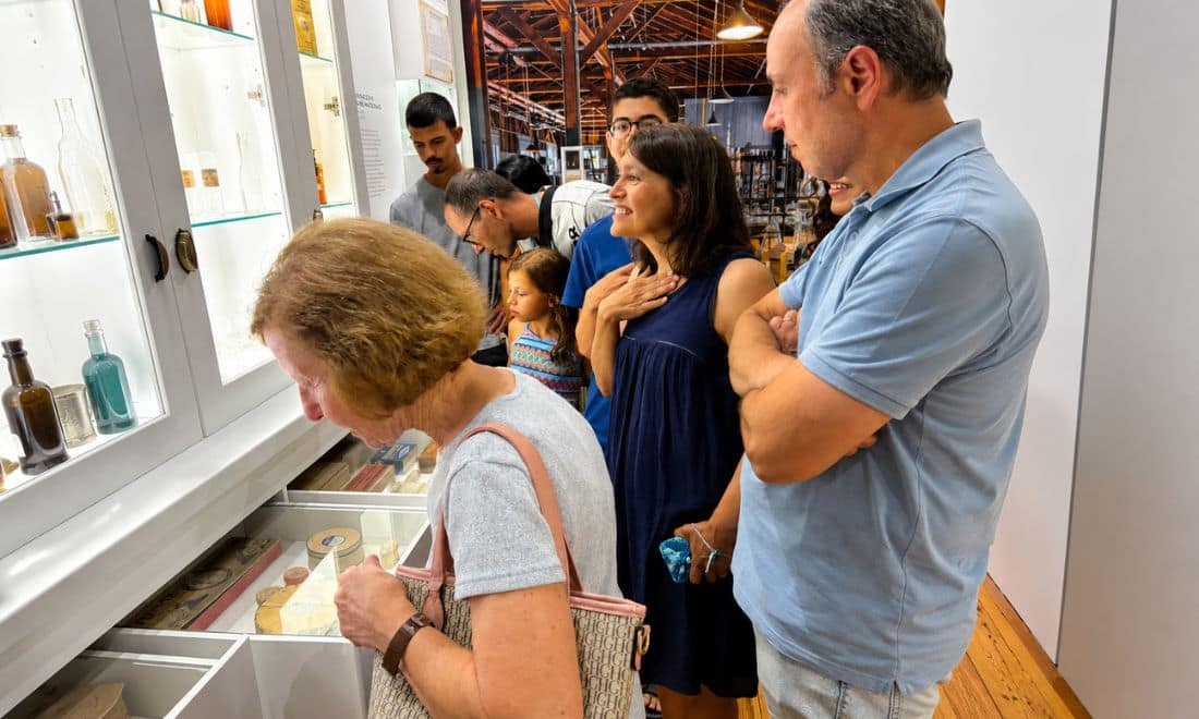 Skope visita ao museu pessoas famílias crianças sala medicamentos