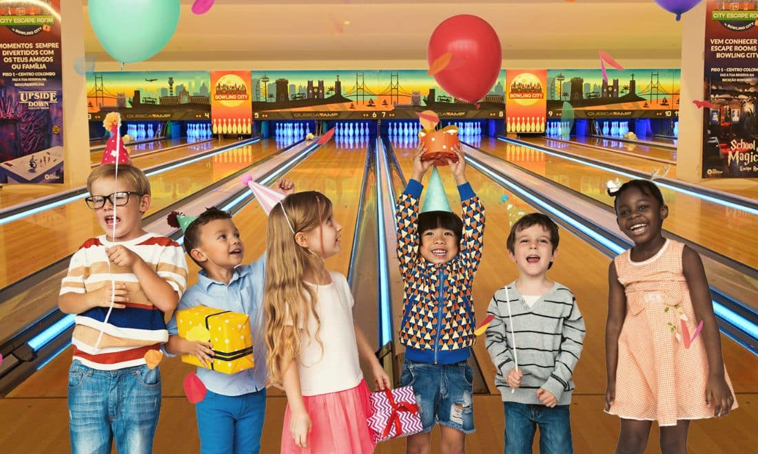 Bowling City festas de aniversário grupo de crianças com presentes e balões à frenta das pistas de bowling