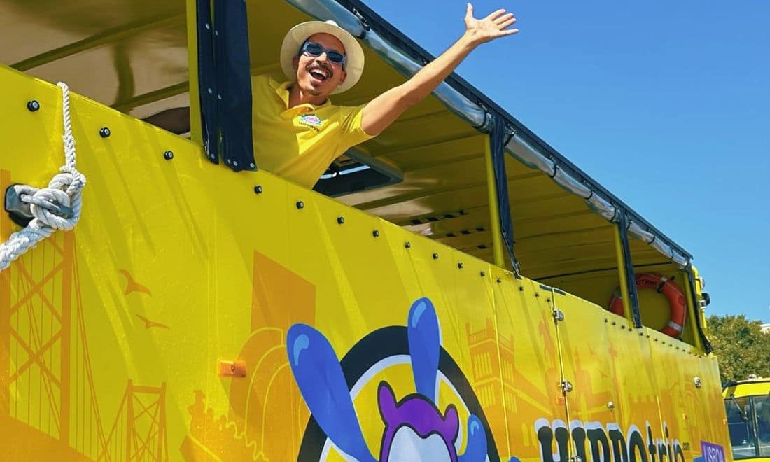 Hippotrip tour veículo com animador a acenar da janela