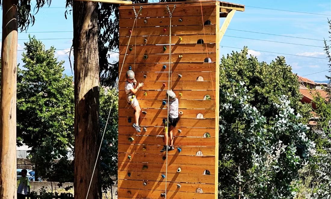 Mapa Zero Festas de Aniversário Escape In escalada duas crianças a subir