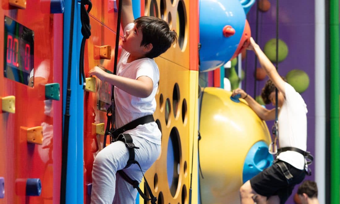 Quantum Park criança menino a fazer escalada e jovem mais ao fundo