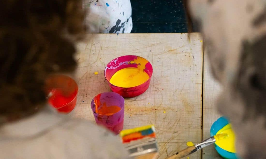 MAC CCB tinta amarela em tigela rosa crianças à volta e tintas