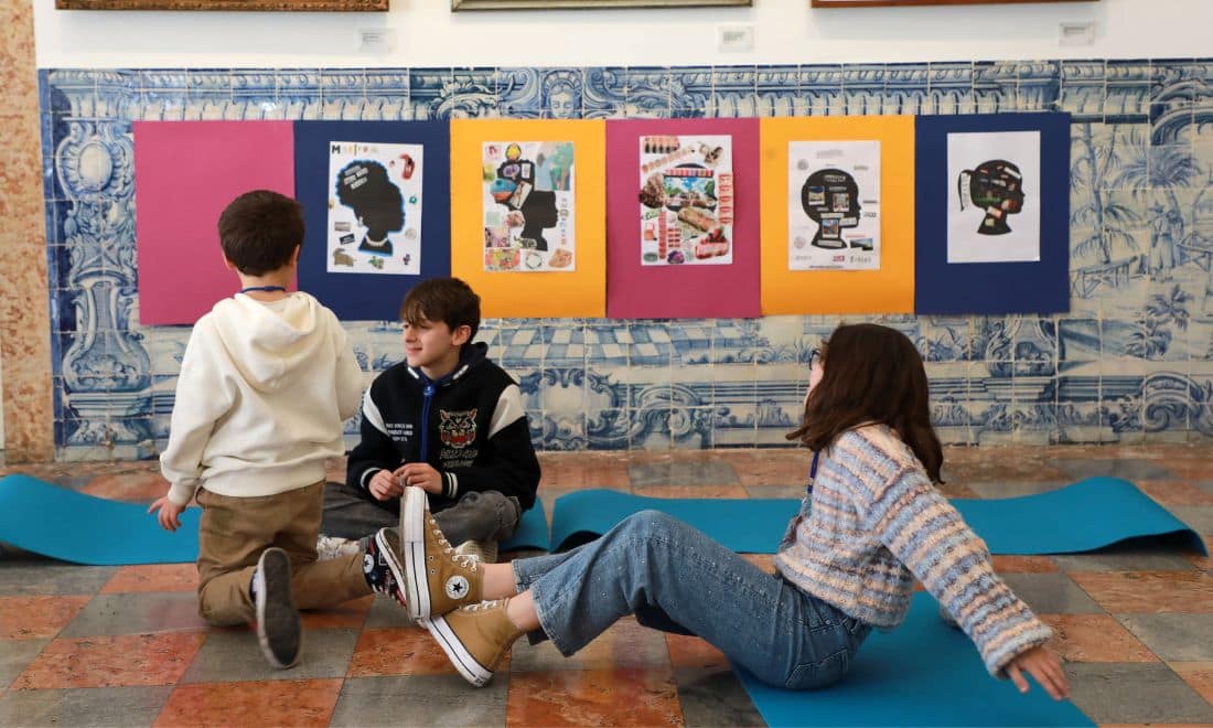 Museu de Lisboa atividades para crianças férias programa Manual Antirracista crianças em tapetes no chão com cartolinas coloridas na parede de azulejo