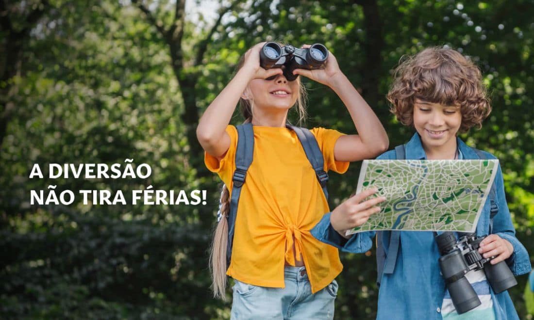 Zoo Santo Inácio férias duas crianças a explorar mapa na mão e binóculos A diversão não tira férias