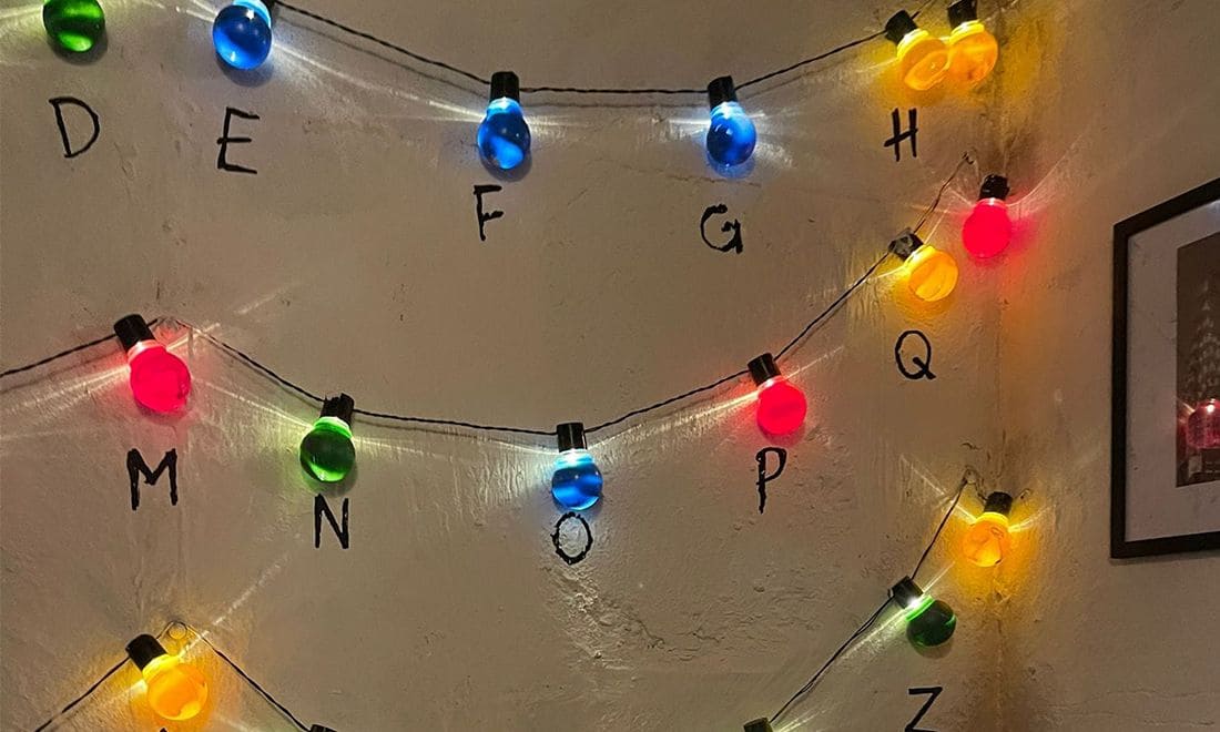 Bowling City atividades para crianças em Lisboa Escape Room Escape Game parede inspirada em Stranger Things parte do alfabeto pintado na parede com luzes de Natal