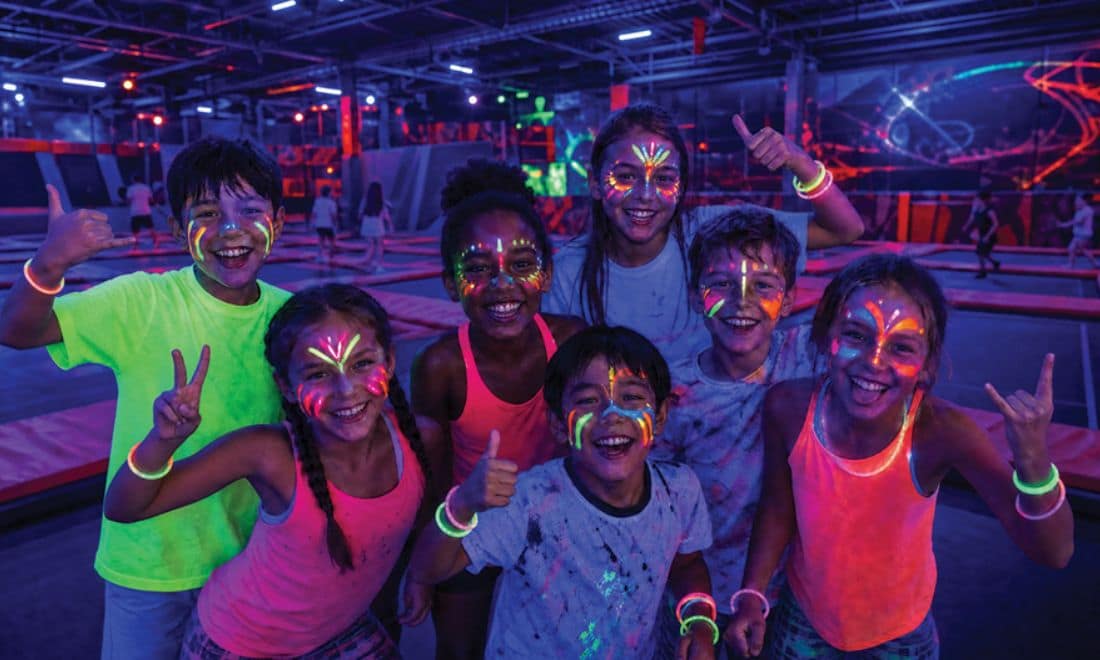 JumpYard Matosinhos trampolins no Porto festa Glow Party grupo de crianças com luzes neon pulseiras e pinturas