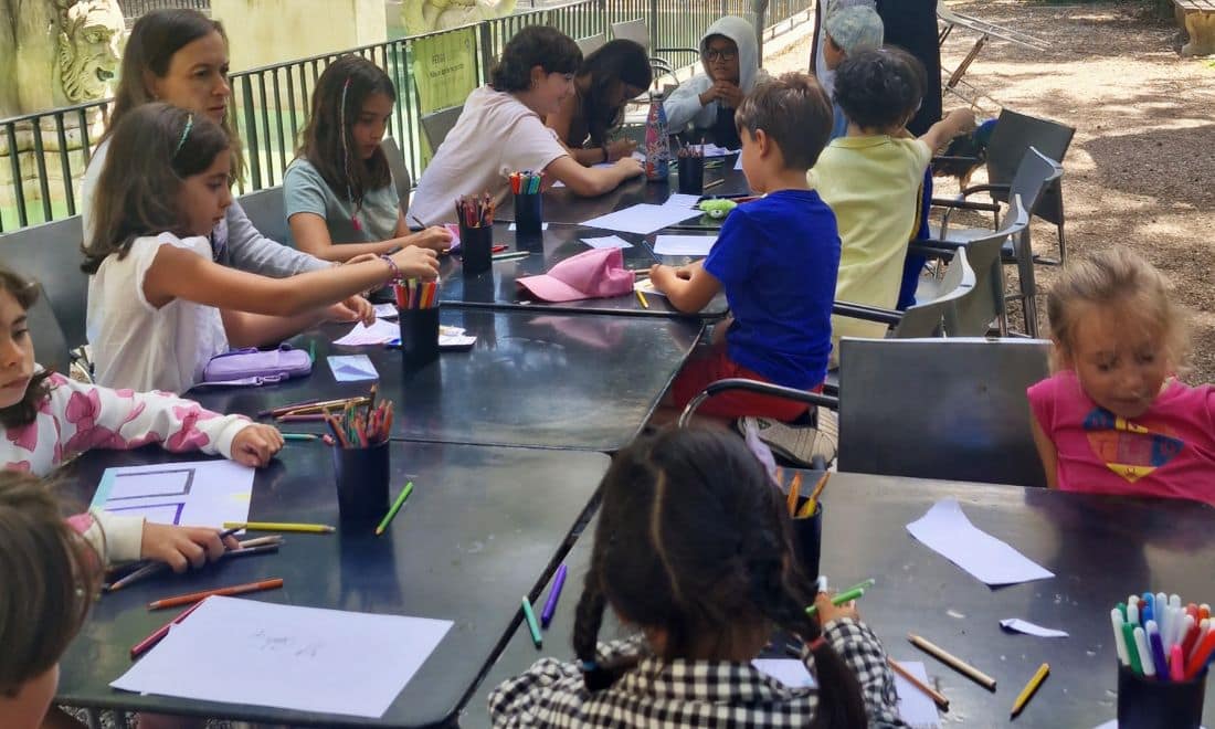 Museu de Lisboa férias de verão para crianças grupo de crianças ao ar livre trabalhos desenhos numa mesa comprida