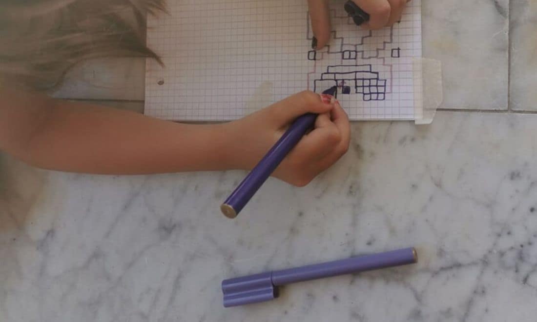 Museu da Quinta de Santiago atividades para crianças férias menina a desenhar em papel quadriculado