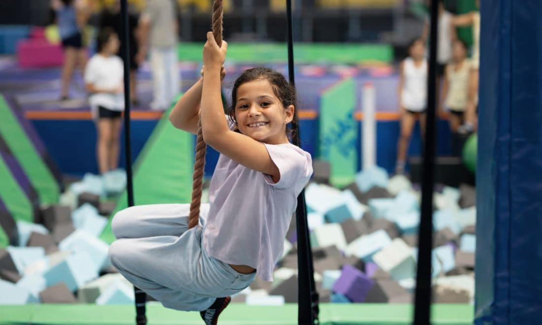 Quantum Park menina ninja agarrar corda piscina de esponjas atrás