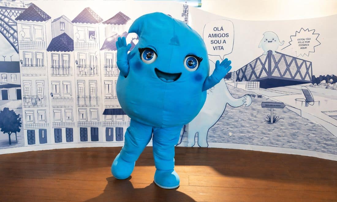 vita mascote do pavilhão da água de braços abertos