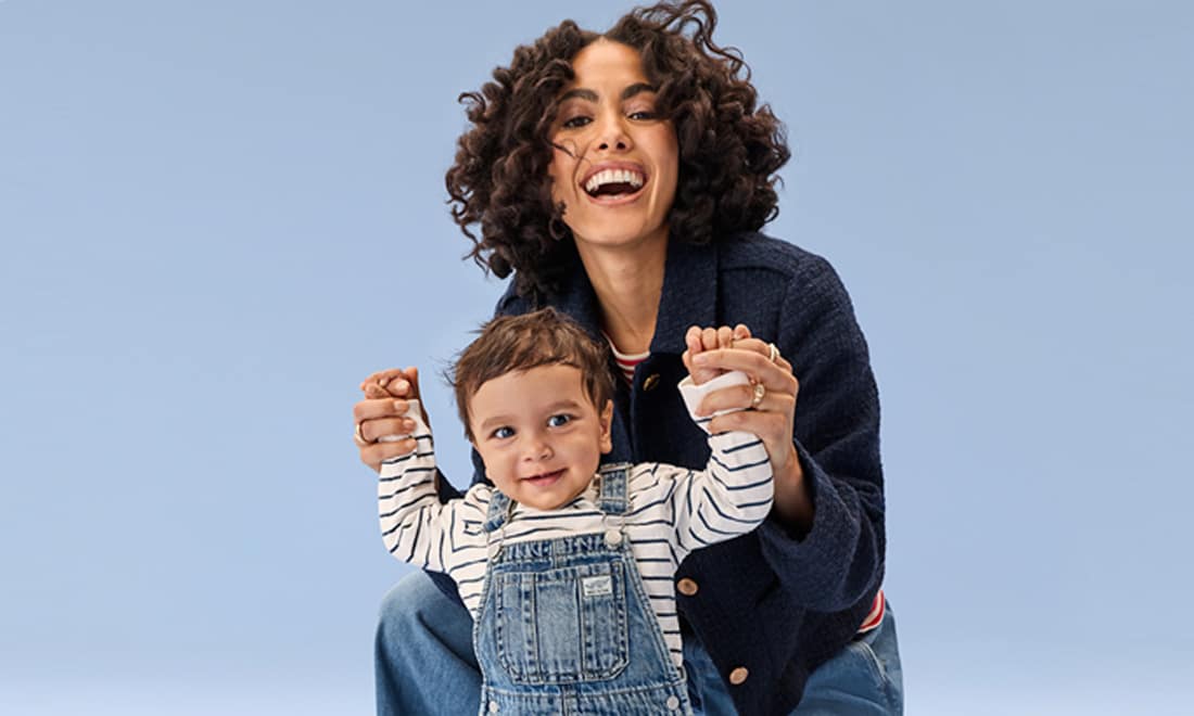 C&A roupa para bebe mãe e bebé a brincar fundo azul