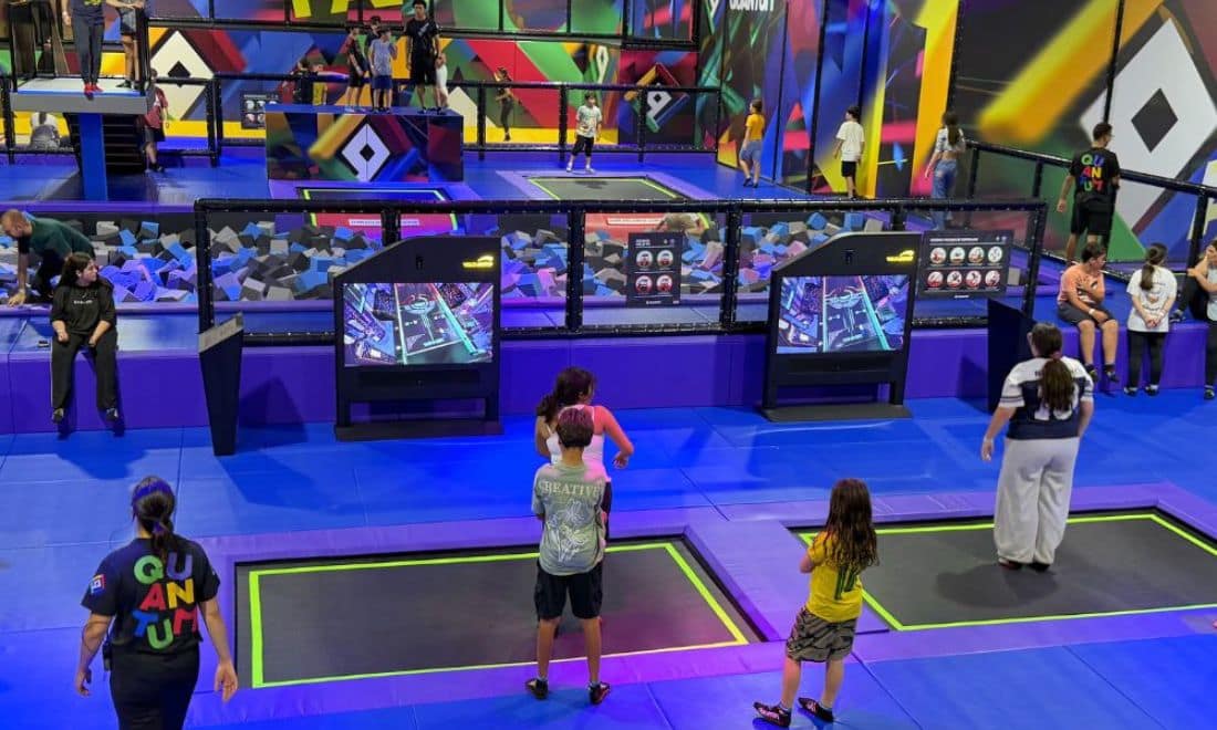 Quantum Park Algarve trampolins com crianças ao fundo piscina de esponjas e pessoas a saltar