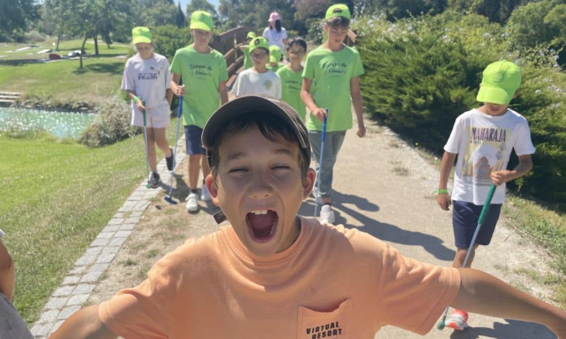 BowGym campos de férias para crianças grupo de crianças a colher lixo de bonés e t-shirt verde