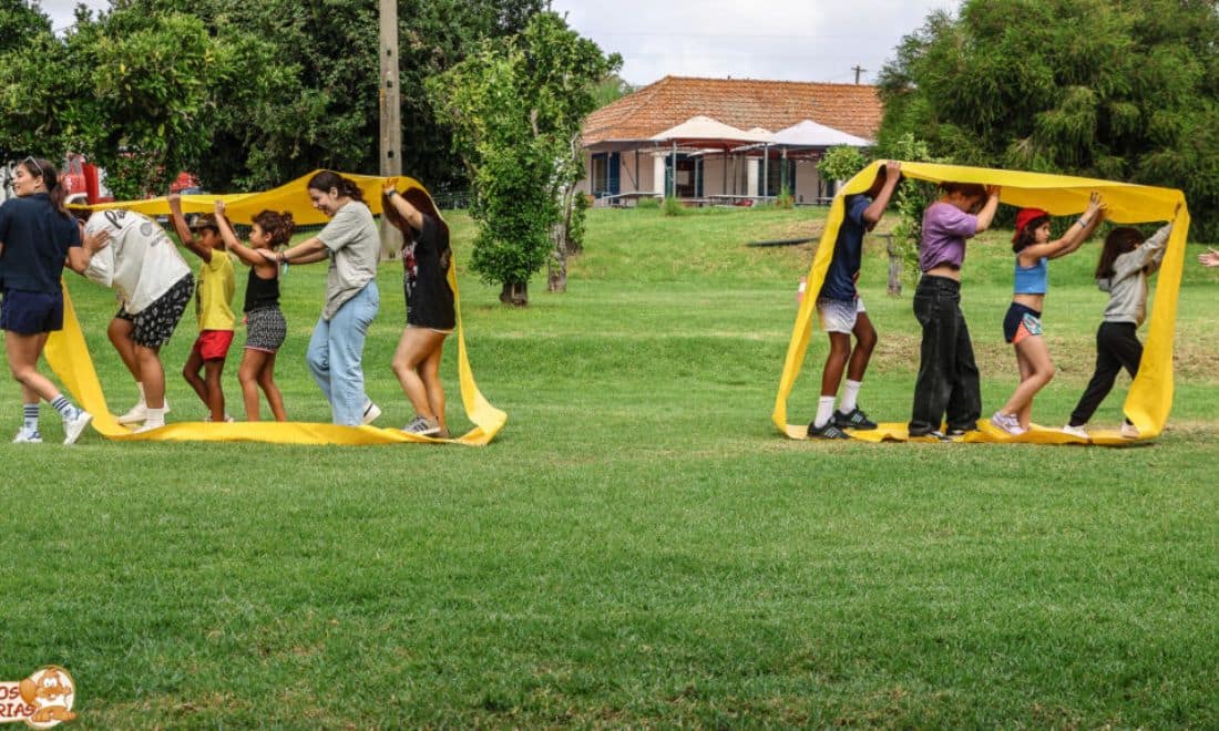 Campo de Férias do Castor atividade ao ar livre grupo de crianças jogos tradicionais