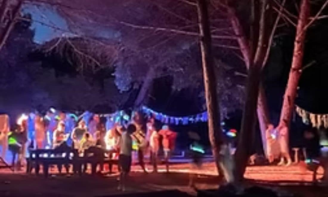 Campos de férias YMCA em Setúbal festa noturna com bandeirinhas debaixo das árvores