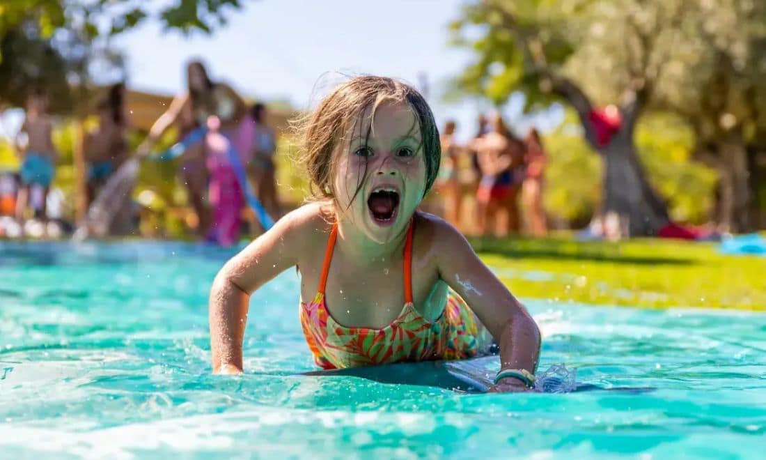 My Camp campos de férias Cartaxo Santarém menina a brincar surpreendida jogos de água slide piscina