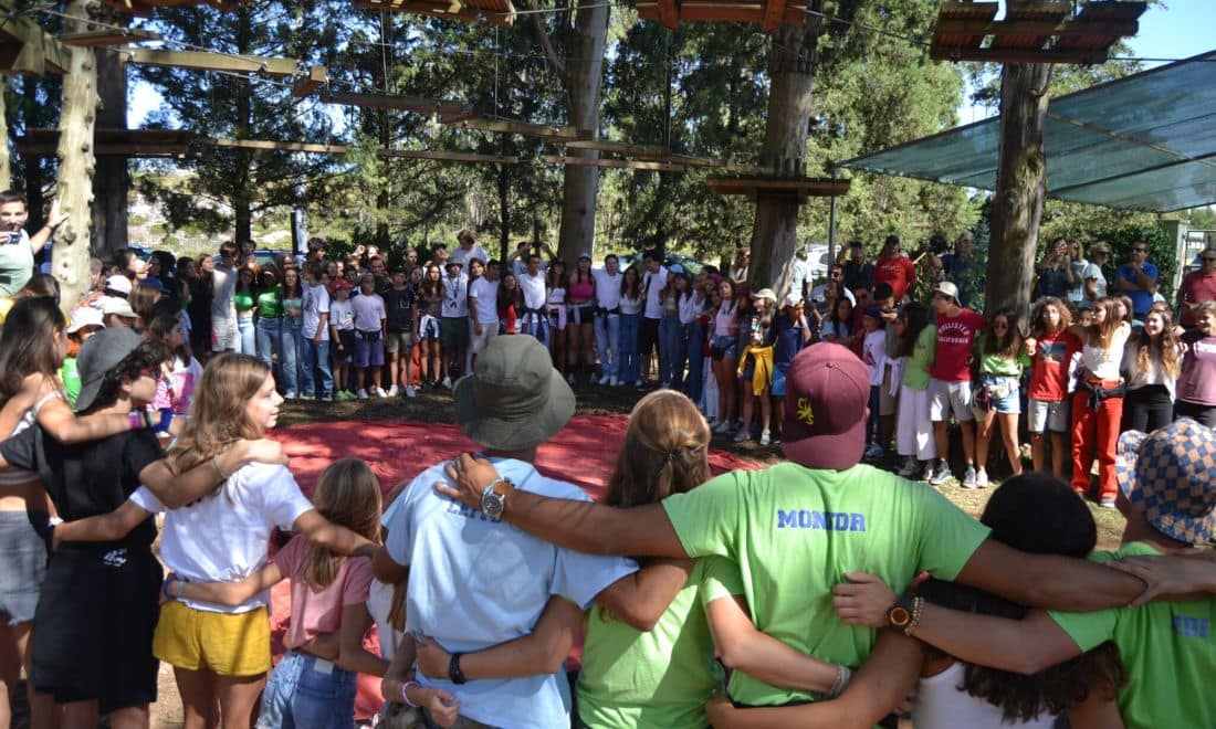 Quinta da Escola campos de férias Alvados Leiria grupo de de crianças e jovens a formar círculo com monitores