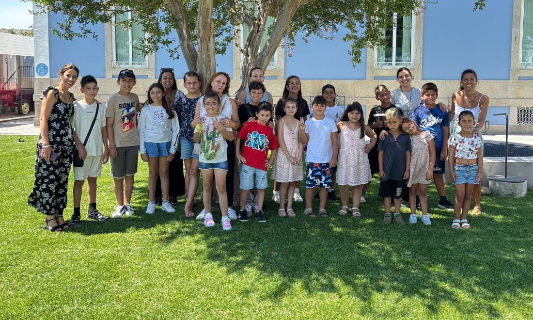 Skope férias de verão grupo de crianças com monitora no exterior do museu