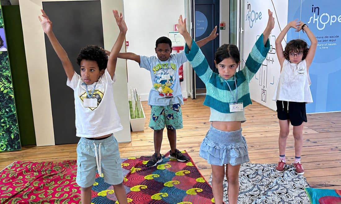 Skope férias para crianças em Aveiro nova imagem crianças 3 crianças com os braços no ar a fazer exercícios