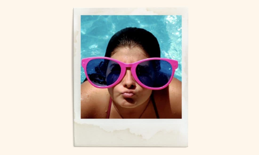 Tempo de Aventura férias para crianças foto estilo impressão menina na piscina com óculos de sol gigantes