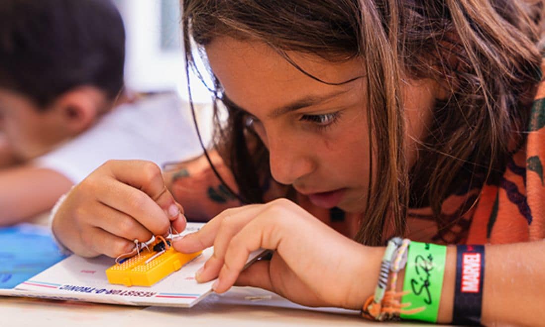 The Inventors férias de verão menina concentrada programação robótica