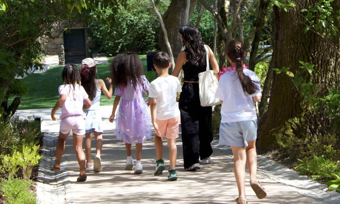 Albuquerque Foundation o que fazer com as crianças em Sintra crianças a passear natureza com monitora ©Luiza Tarasconi