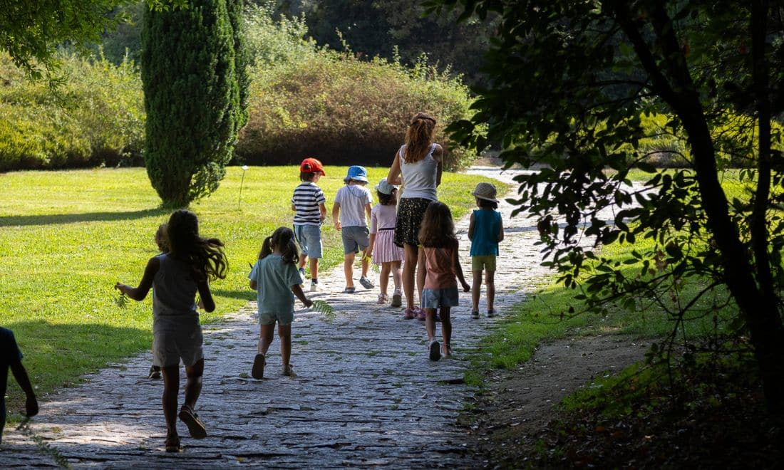 Fundação de Serralves férias de verão campos de férias crianças de chapéu no parque com monitora