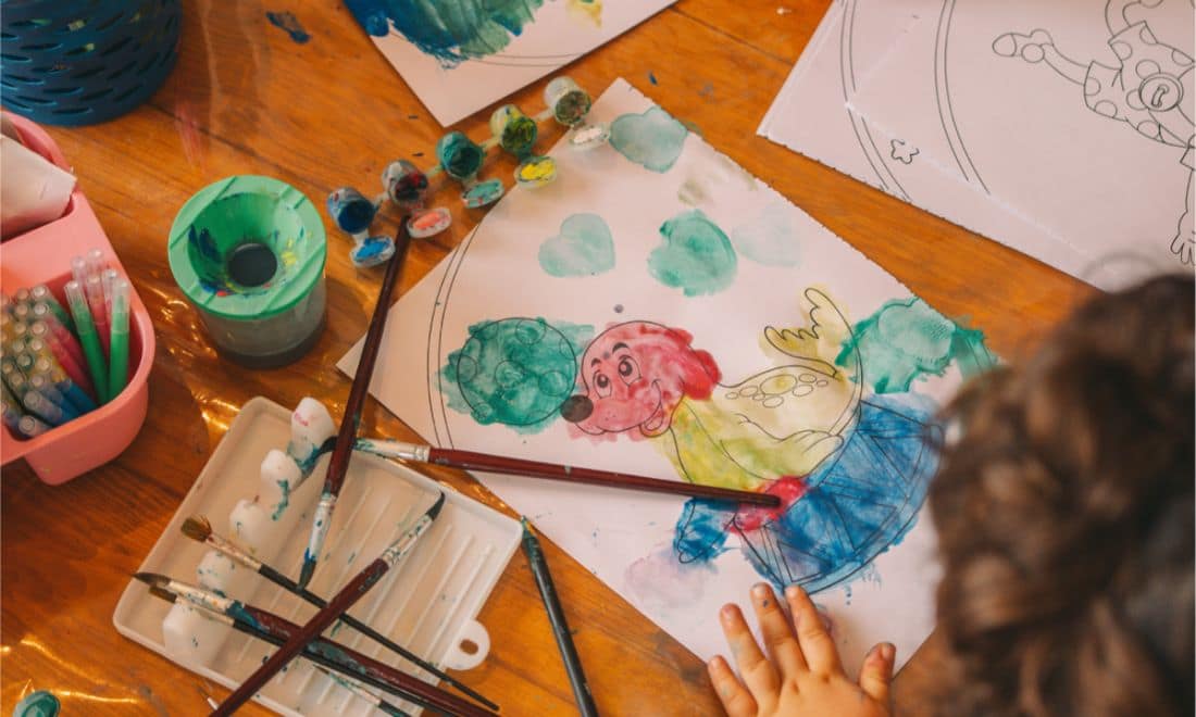 WOW atividades para crianças Summer Camp museus WOW menina a pintar, pinturas e desenhos