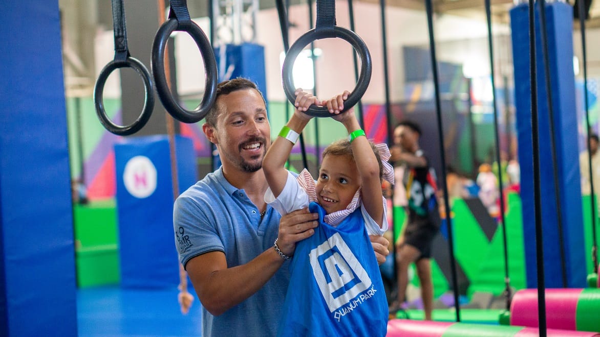 quantum-parks-crianca-menina-com-monitor-atividade-argolas-ferias