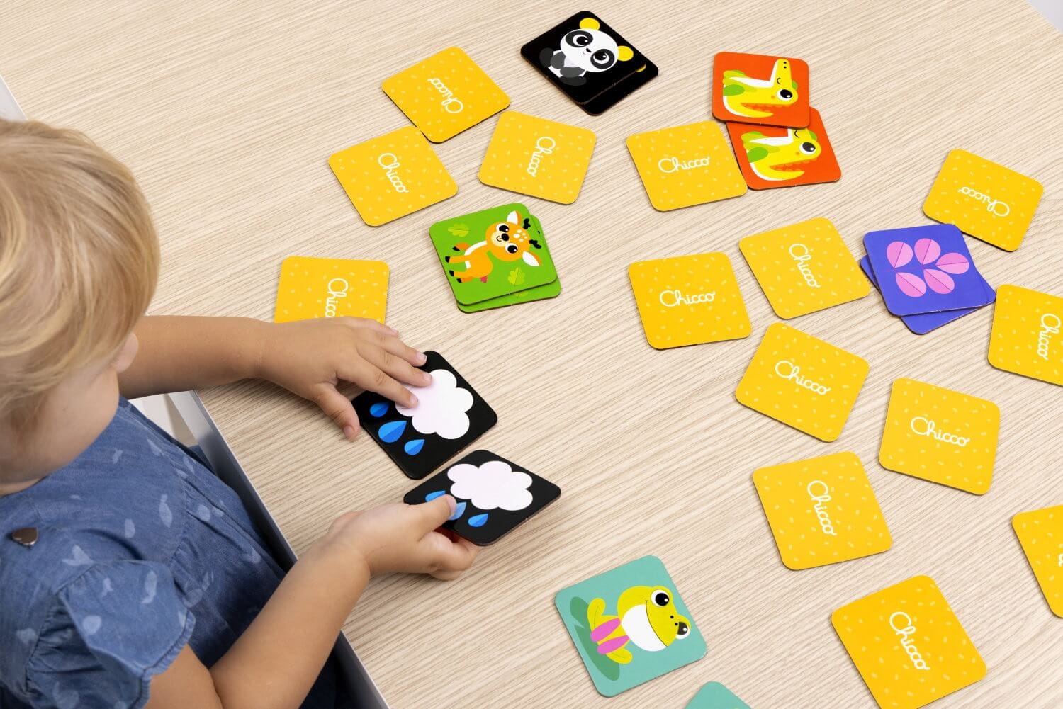 Chicco melhores brinquedos para crianças menino a jogar cartas jogo da memória