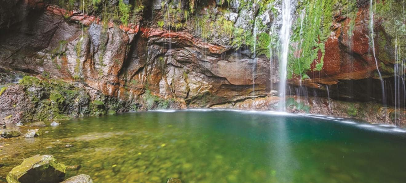 Paisagem com cascata natural