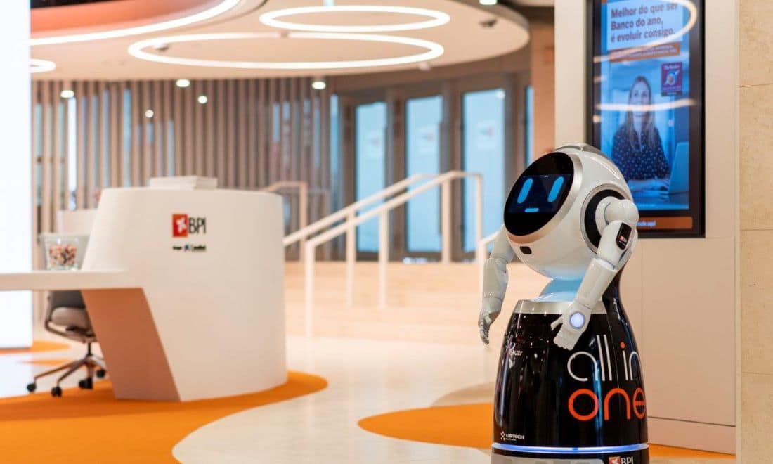 robot branco e preto do BPI All in One