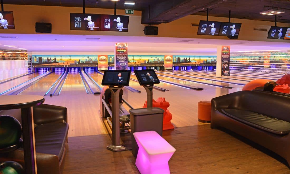 Bowling City Bowling Lisboa área bolas e sofás