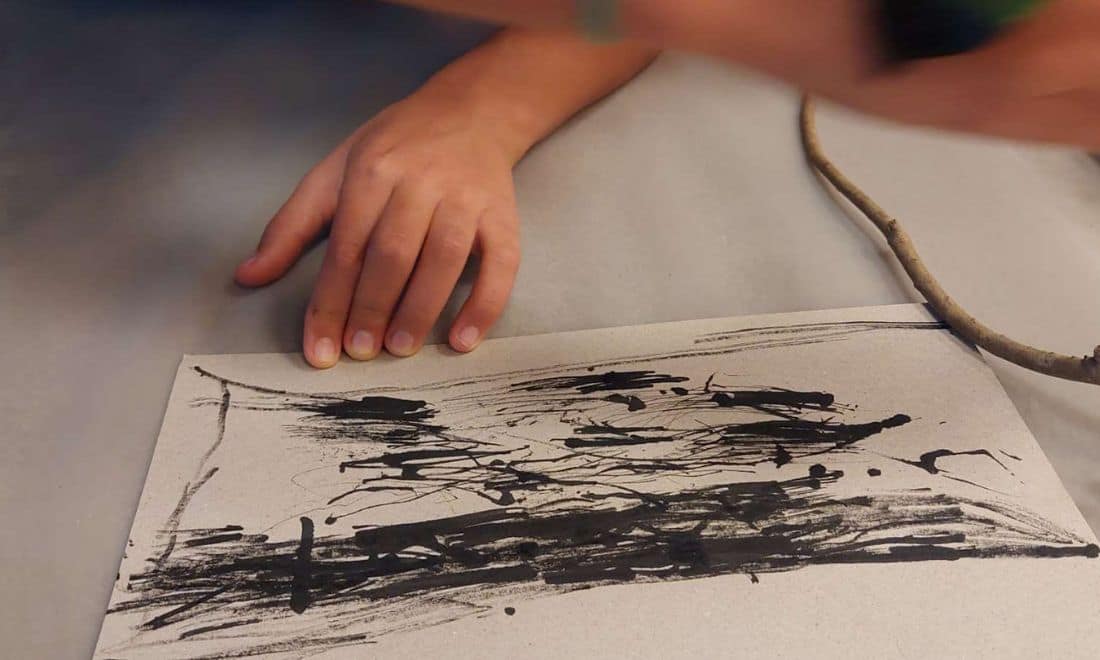 Fundação Calouste Gulbenkian visitas de estudo atividades para escolas Linhas e Entrelinhas folha de papel riscado e mão de criança