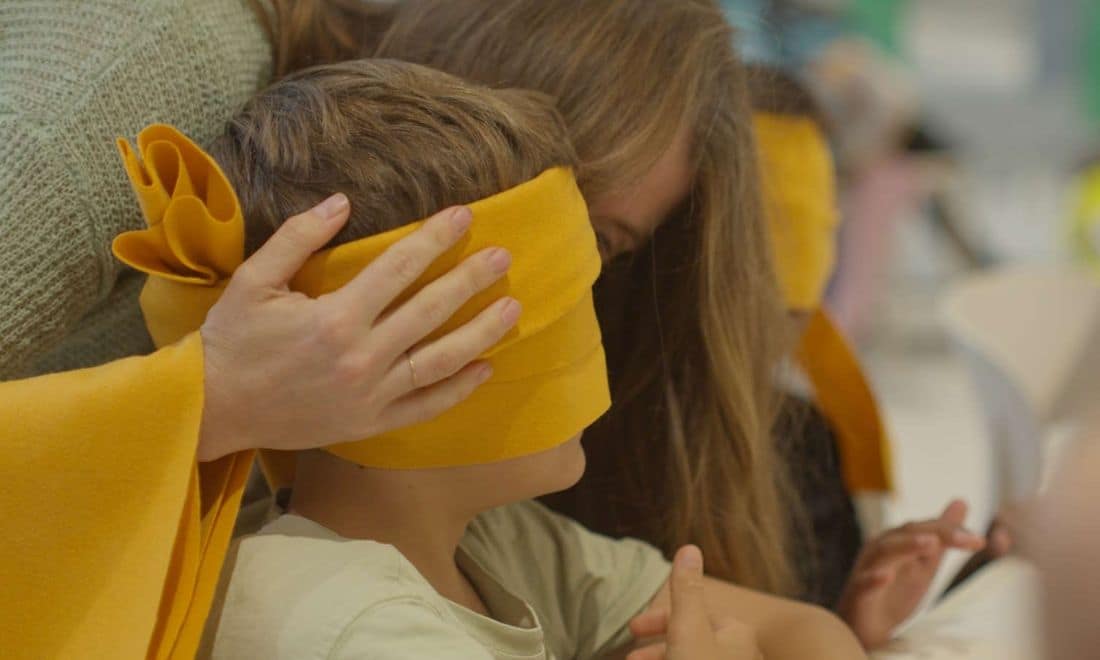Calouste Gulbenkian visitas de estudo escolas Escolhas com Impacto menino com venda amarela nos olhos