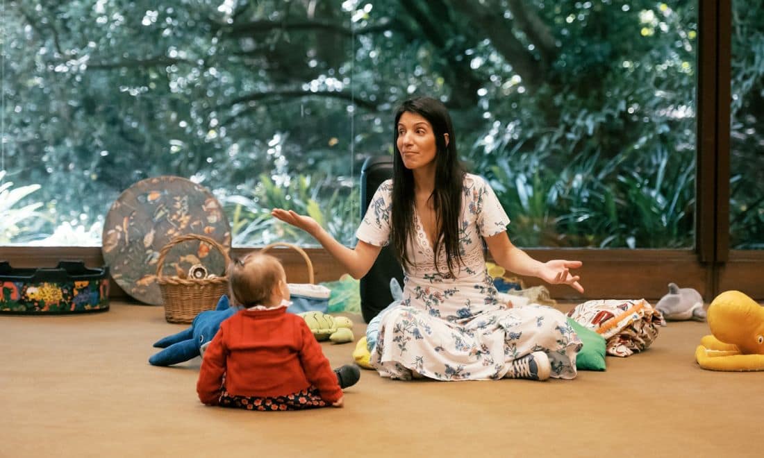 Fundação Calouste Gulbenkian atividades para crianças e famílias No Fundo do Mar monitora com bebé