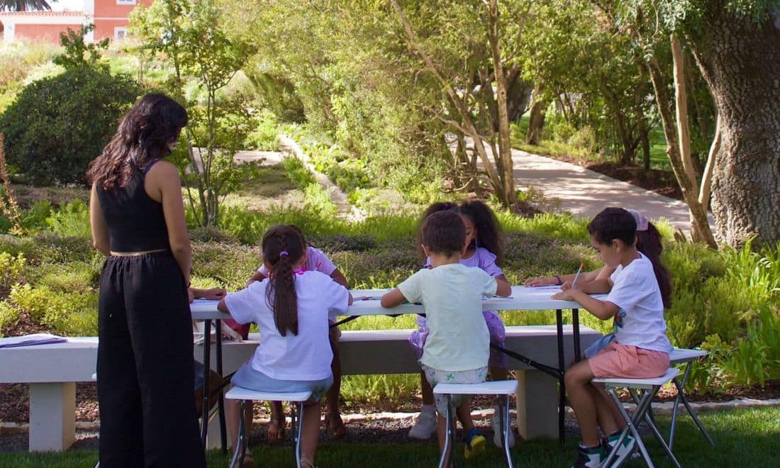 Albuquerque Foundation atividades para crianças no exterior jardim grupo com monitora numa mesa a pintar e escrever ©Luiza Tarasconi