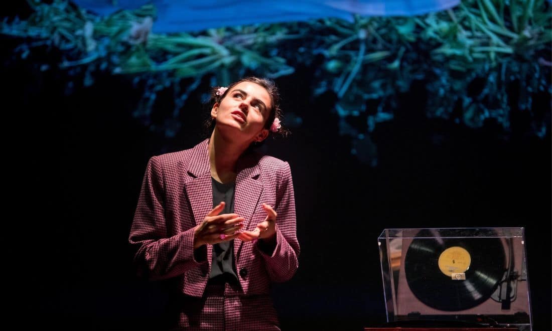 LU.CA teatro infantil espetáculo Uma outra Bela Adormecida personagem com projeção atrás e disco de vinil