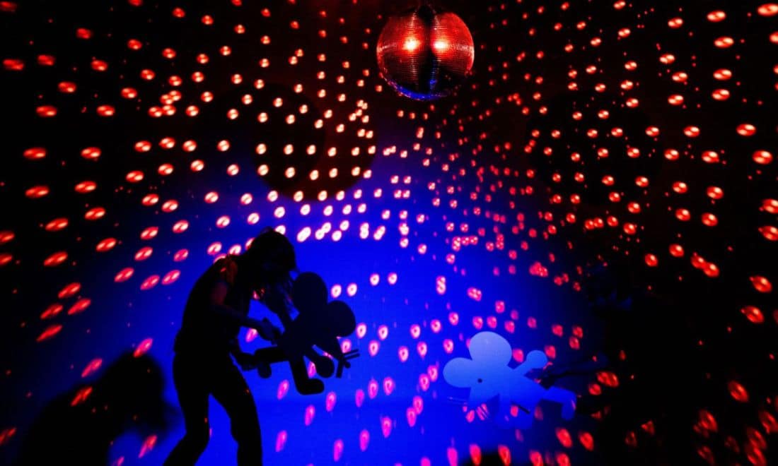 LU.CA teatro infantil espetáculo Dois Ratos bola de espelhos a refletir luzes, sombras de ator e ratos de cartão