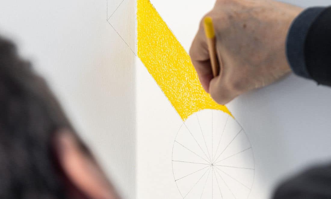 Pavilhão Julião Sarmento atividades para famílias e visitas de estudo em Lisboa oficina Desenhar Desenhar homem a pintar linha amerela na parede