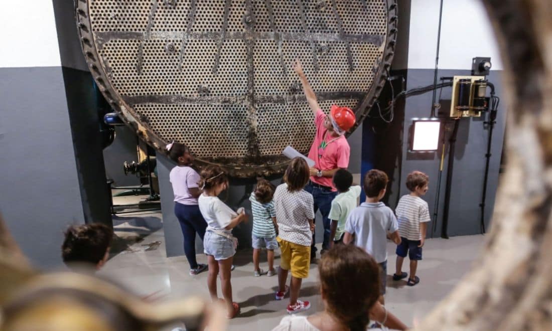 maat atividades para crianças em Lisboa Uma Noite no Museu grupo de crianças com monitor no museu à noite