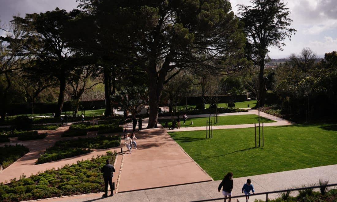 Albuquerque Foundation o que fazer com as crianças em Sintra famílias a passear no jardim ©Ana Paganini