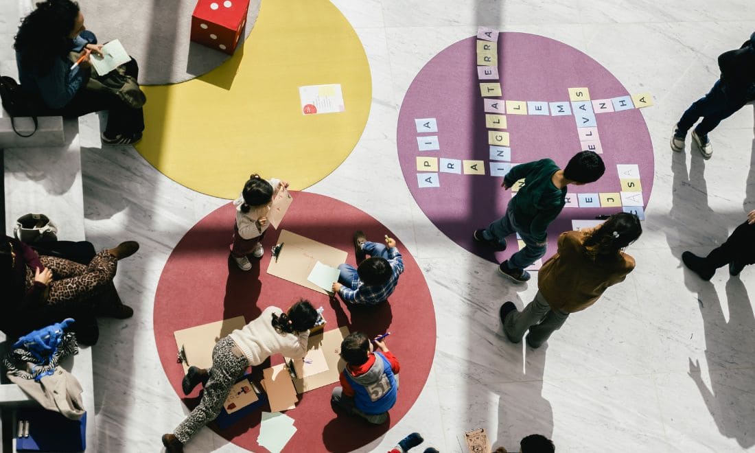 Macam atividades para crianças e famílias crianças em tapetes circulares com jogos