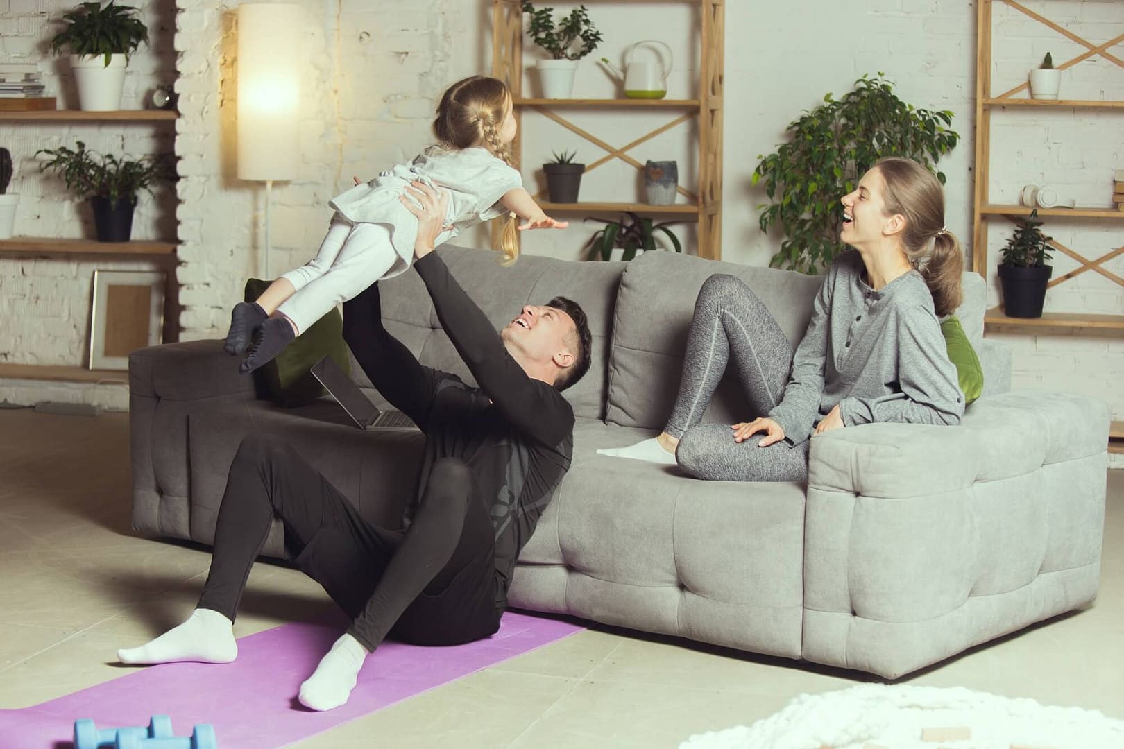 familia-desporto-yoga-em-casa-geral
