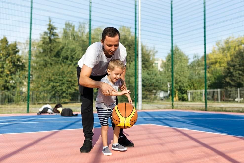pai-e-filho-jogar-basquetebol-basket-campo-exterior-geral